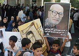 استاندار یزد در مراسم تدفین آذر یزدی :مشتاقان فرهنگ دینی ،دوستداران آذریزدی هستند